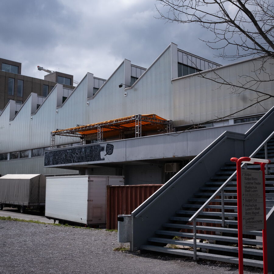 Ein Bild vom Südpol: Industriegebäude mit gezacktem Dach und einer grossen Aussentreppe